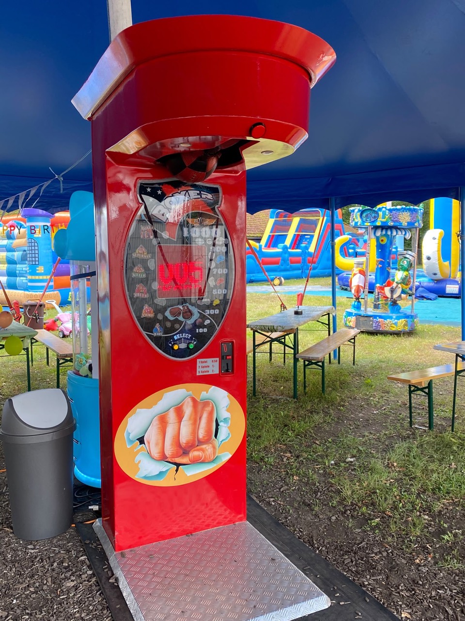 Roter Boxautomat unter einem Zelt im Fun City Park
